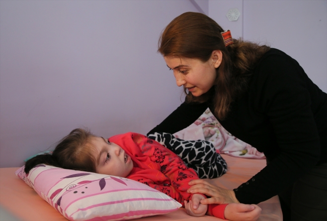 Evde kızına mesaide insanlara hayat veriyor